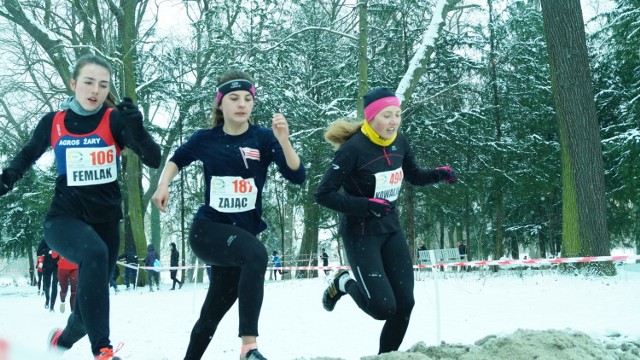 W sobotę 17 marca Żagań był gospodarzem Mistrzostw Polski w biegach przełajowych – seniorów oraz w kat. U-18 i U20. 

Zawody odbyły się na terenie Parku Książęcego. Kibice mieli możliwość podziwiania kilkunastu widowiskowych biegów na dystansach od 2 do 10 kilometrów. Na lini startu pojawili się najlepsi w Polsce specjaliści od średnich i długich dystansów. Zawody te były więc ogromną szansą na wspólne zdjęcie, czy autograf od mistrzów lekkiej atletyki.