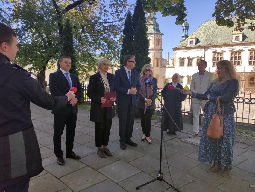 Konferencja prasowa pod katedrą w Kielcach. Od lewej: prezes...