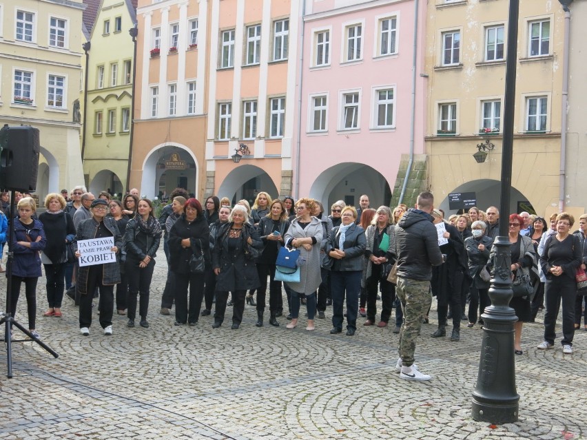 Jelenia Góra: Protest kobiet. Kilkaset osób wzięło udział w...