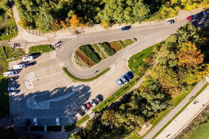 Parking pozastrefowy na ul. Ejsmonda. Kilka metrów dalej...