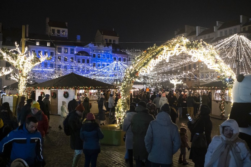 Iluminacja Warszawa 2021. 4 grudnia Nowy Świat i Krakowskie Przedmieście rozbłysły tysiącami światełek. Zdjęcia iluminacji świątecznej