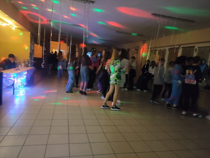 Taneczne Andrzejki w klimatach disco w Szkole Podstawowej numer 4 w Jędrzejowie. Zobaczcie na zdjęciach jak się bawili uczniowie