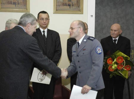 Komisarz Kubicki odbiera gratulacje od Wacława Kęski, pyskowickiego burmistrza. Zarówno on, jak i Jacek Zarzycki, burmistrz Toszka oraz Ryszard Osdarty, wójt Wielowsi, zadeklarowali wsparcie dla policji.