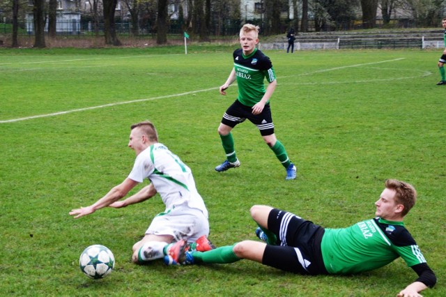 Walka i determinacja były kluczem do wiosennego sukcesu libiąskich piłkarzy (zielone koszulki).