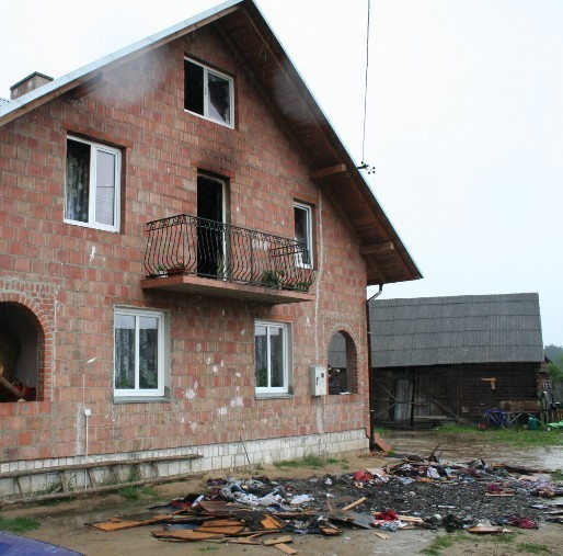 2-latka ucierpiała w pożarze domu ZDJĘCIA