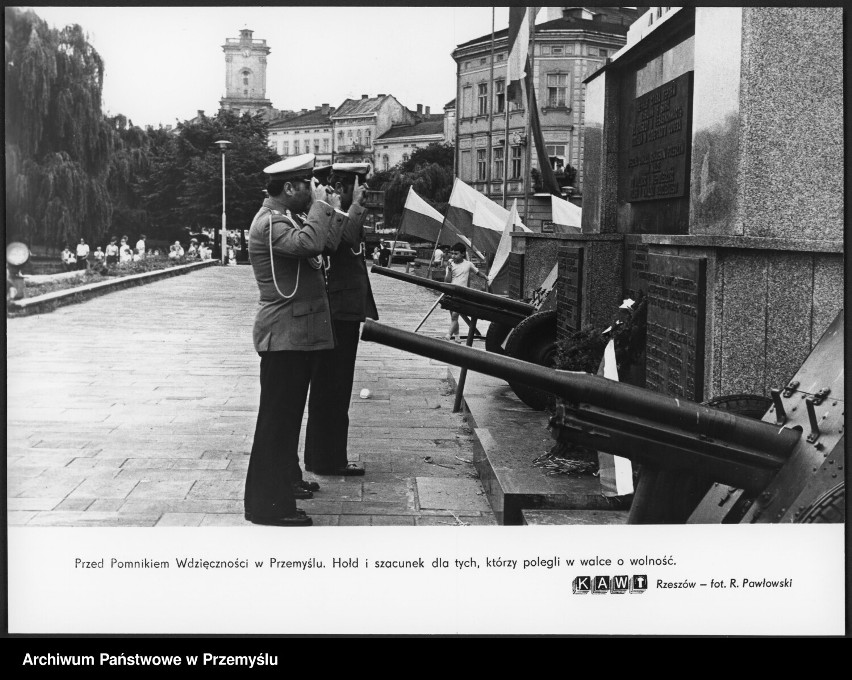 Rok 1981. Salutujący przed Pomnikiem Wdzięczności w...