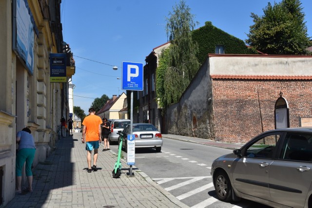 Nie wszystkie znaki informujące o godzinach płatnego parkowania zostały wymienione. Na niektórych dalej widnieją stare godziny