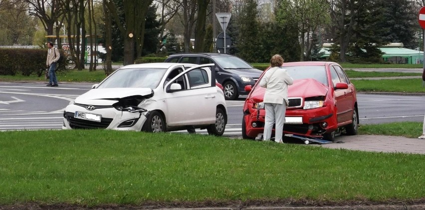 Kolizja na rondzie w Pile. Przed hotelem Gromada zderzyły...