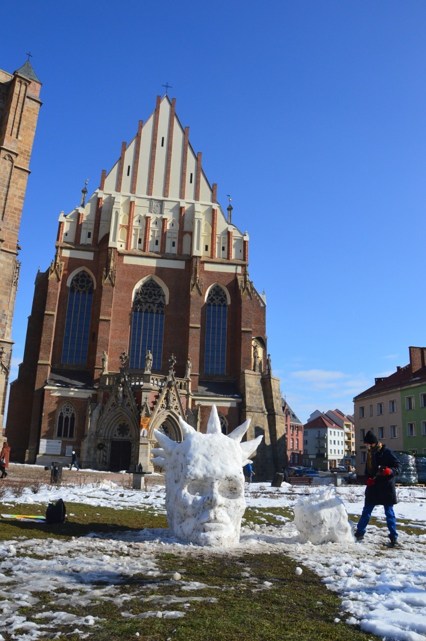 Rzeźby ze śniegu stanęły przed nyską bazyliką. To dzieło...