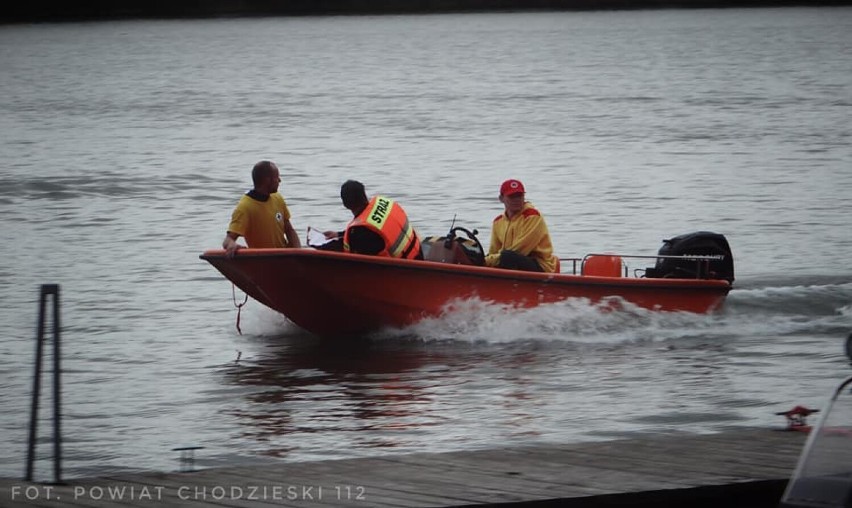 Używali koła ratunkowego i rzutki. Strażacy w łodziach na Jeziorze Margonińskim