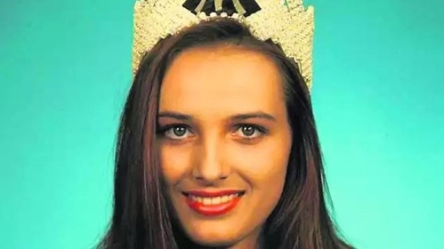 Miss Polonia Agnieszka Kotlarska została zamordowana koło swojego domu w małej uliczce w willowej części wrocławskich Maślic.

Sprawca Jerzy L. był informatykiem do szaleństwa zakochanym w Agnieszce. Od dawna próbował się do niej zbliżyć, wyznawał miłość.

W 1996 roku Agnieszka Kotlarska miała wyjechać do Nowego Jorku, gdzie na czekał na nią kontrakt reklamowy. Gdy 27 sierpnia modelka w towarzystwie męża i córki wyszła z domu, Jerzy L. podszedł d niej, chciał porozmawiać, ale w ręku miał nóż. Ranił ją śmiertelnie. W czasie śledztwa lekarze orzekli ograniczoną poczytalność Jerze L., stąd tylko 14-to letni wyrok więzienia. 

Czytaj dalej na kolejnym slajdzie --->