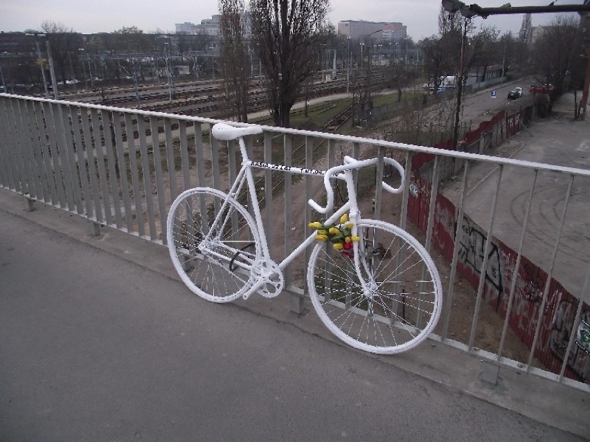 Charakterystyczny biały rower upamiętnia miejsce, w którym...