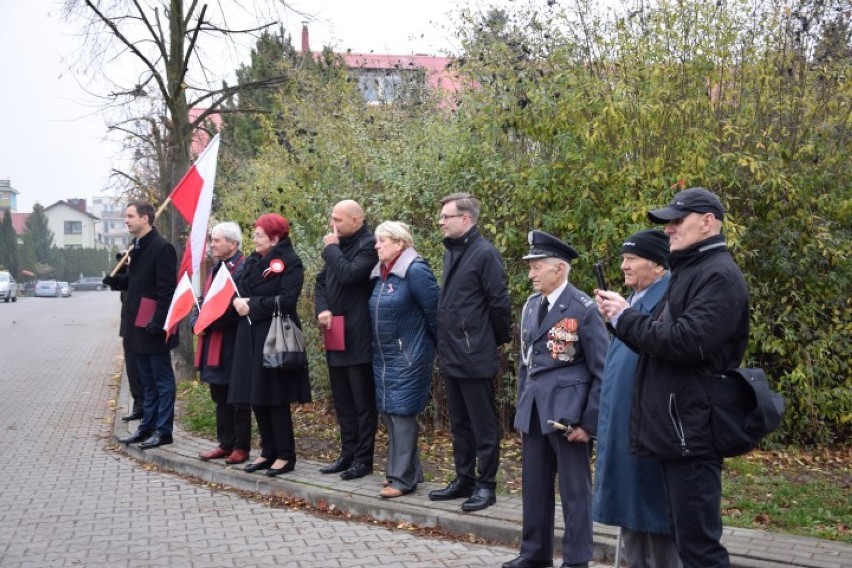 Świętowanie niepodległości w Pruszczu rozpoczęło się na ulicy 11 listopada. Pochód ze sztandarami przeszedł do kościoła  [ZDJĘCIA, WIDEO]