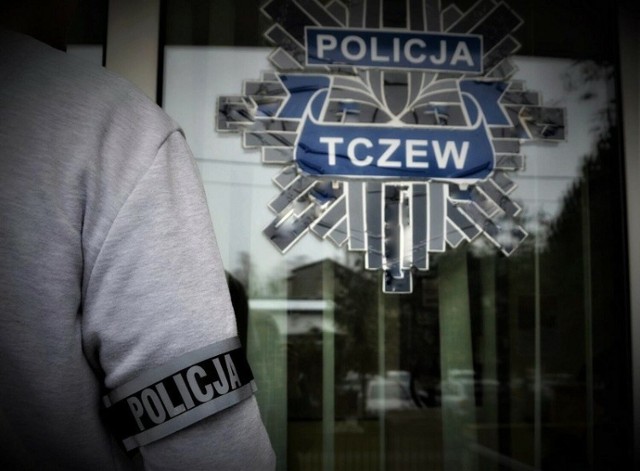 W środę około godziny 20, policjanci z Komendy Powiatowej Policji w Tczewie zostali zaalarmowani przez zaniepokojonego przechodnia, który zauważył starszą kobietę spacerującą ulicą w pidżamie. Na miejscu szybko pojawił się zespół wywiadowczy.