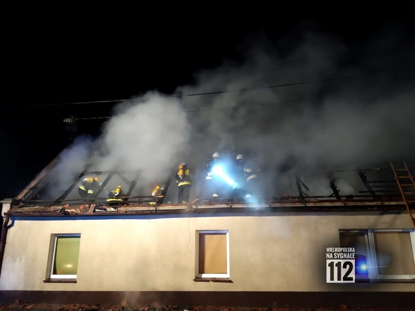 Wolsztyn: ugaszono pożar budynku jednorodzinnego w Popowie Starym, spaliło się poddasze i dach [ZDJĘCIA]