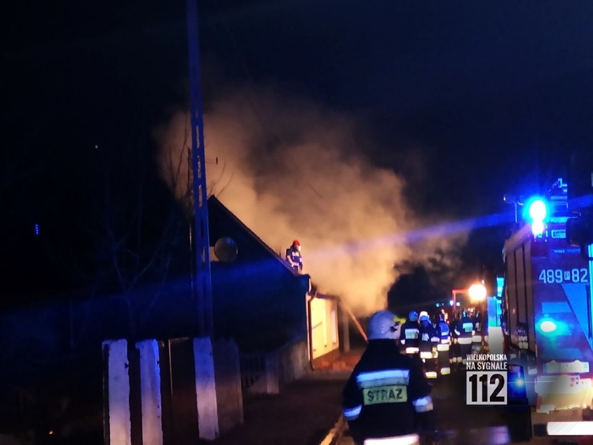 Wolsztyn: ugaszono pożar budynku jednorodzinnego w Popowie Starym, spaliło się poddasze i dach [ZDJĘCIA]