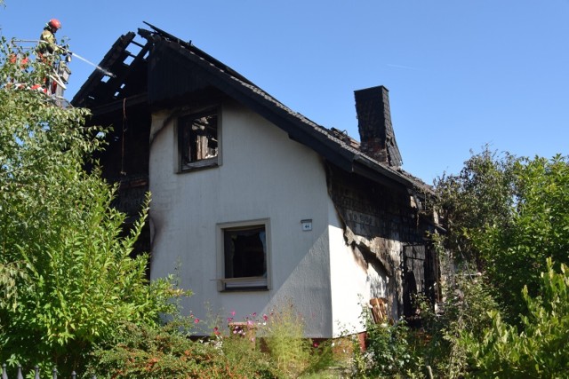 Zdzieszowice. Pożar domu przy Strzeleckiej wybuchł w niedzielę przed godziną 10:00.