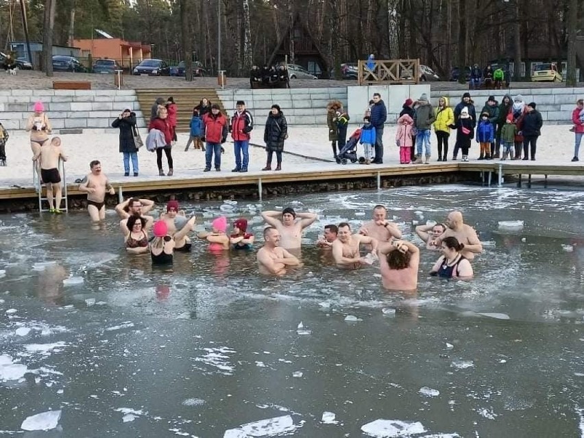 Drugą, słoneczną niedzielę karnawału grupa morsów ze...