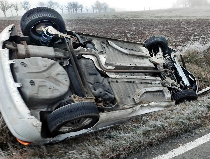 Samochód osobowy wywrócił się na górskiej drodze pod Limanową