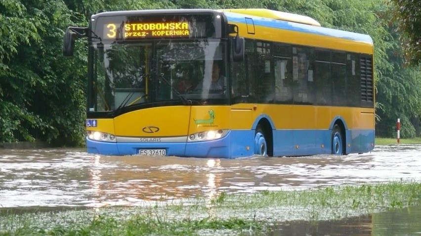 Ulewa w Skierniewicach - zalana ulica Sobieskiego (ZDJĘCIA)