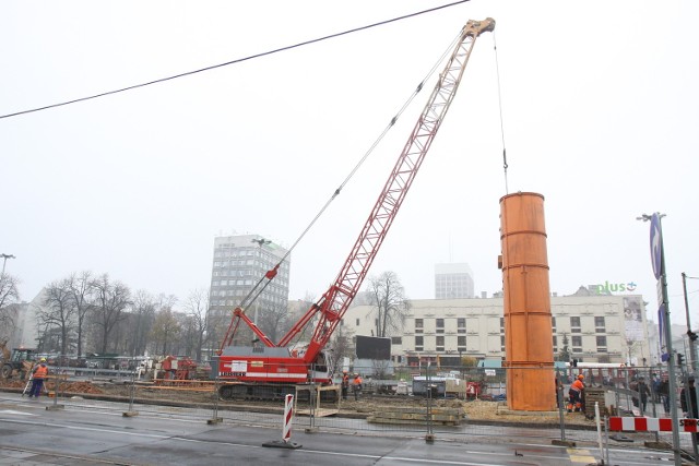 Na placu budowy trasy W-Z stanął wielki dźwig