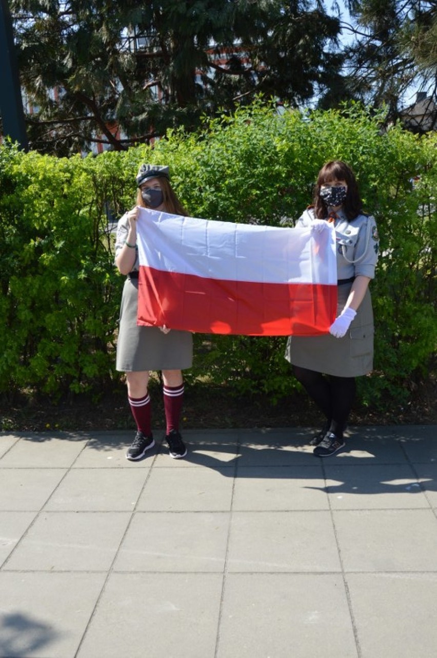 W Zduńskiej Woli harcerze rozdają flagi [zdjęcia, wideo]