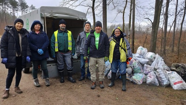 Członkowie Leszy Bełchatów sprzątali las na obrzeżach Bełchatowa
