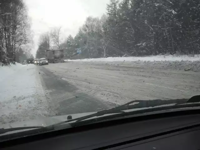 Droga 908 wylot z Tarnowskich Gór do Miasteczka Śląskiego - Lasowice. Stan nawierzchni bez opadów śniegu od rana w dn 23.01.13 fatalny. Ruch samochodów, w tym ciężarowych bardzo duży.