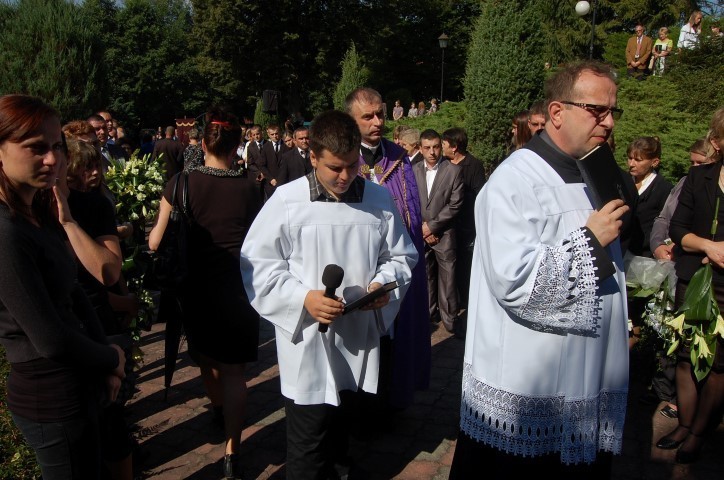 Pogrzeb ofiar wypadku w Czarnej Dąbrówce. W uroczystości uczestniczyło kilkaset osób