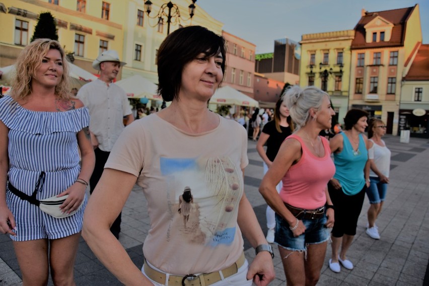 Rybnik: flash-mob na Rynku, czyli spontaniczny taniec...