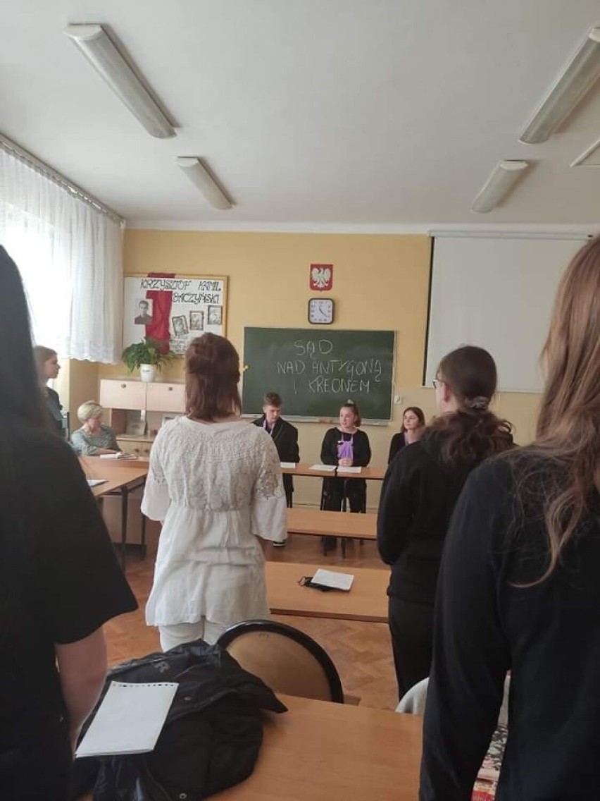 Uczniowie II LO w Radomsku w sądzie... Poznali tajniki pracy wydziału karnego