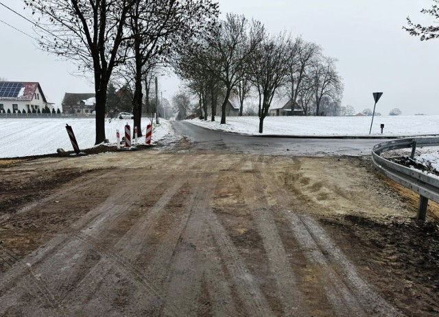 Droga i skrzyżowanie w Żakowie po poważnej awarii przepustu już przejezdne
