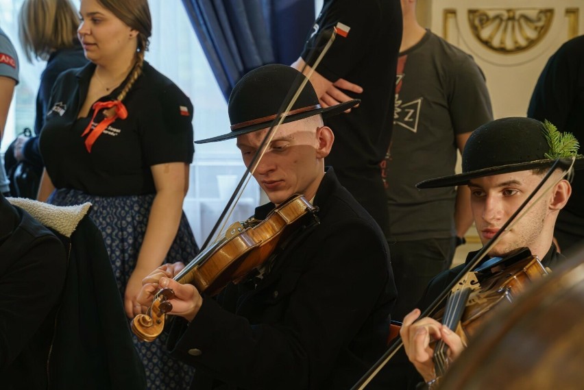 Muzycy reprezentujący pięć grup małopolskich górali:...