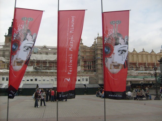 Reklama Festiwalu Muzyki Filmowej na krakowskim Rynku.