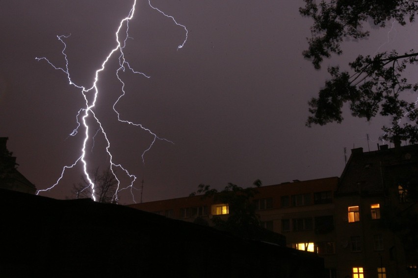 Uwaga, dziś nad Legnicą możliwa jest burza z gradem!