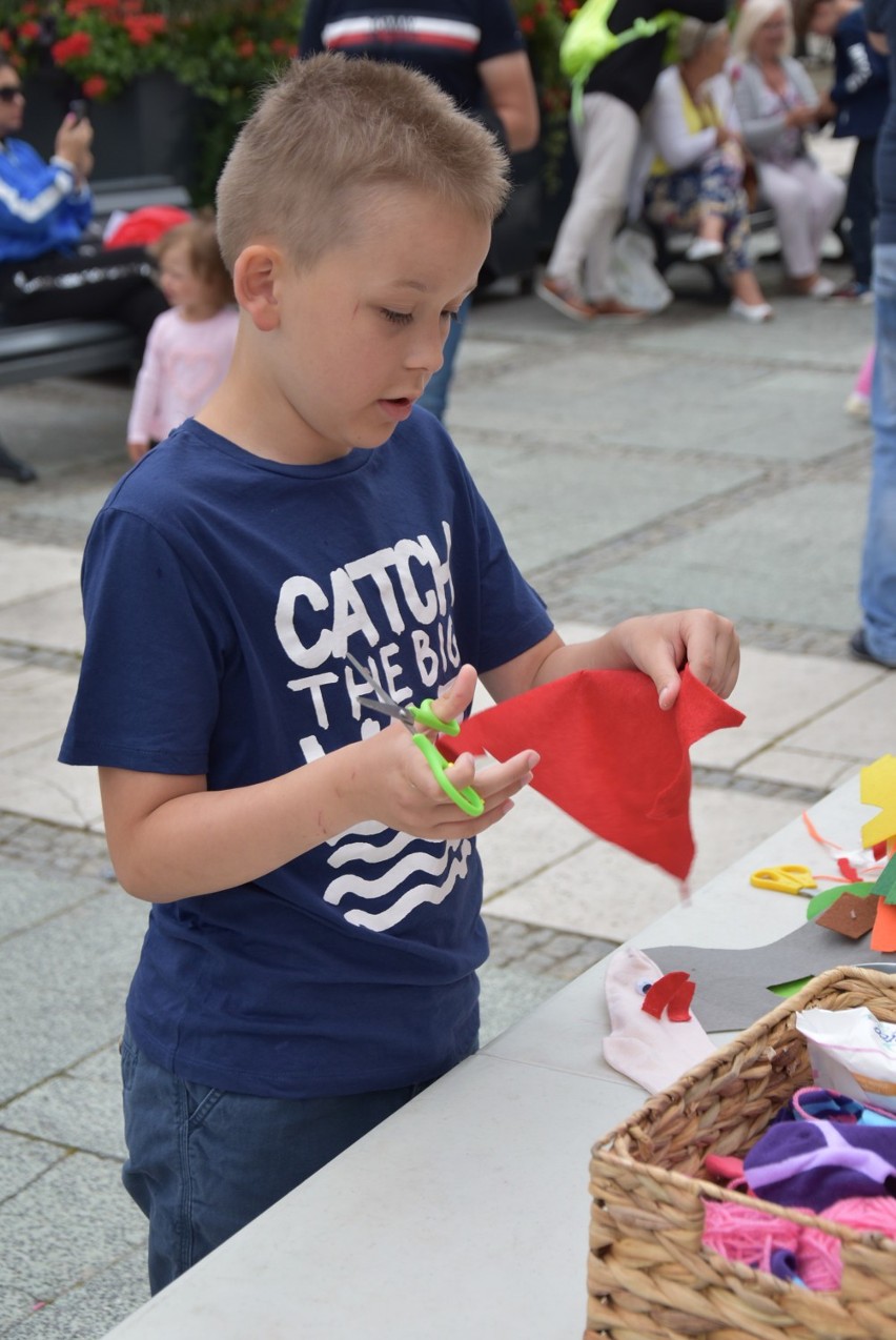 Dziecięce czwartki w Kaliszu wróciły. Kreatywne zajęcia dla dzieci na Głównym Rynku. ZDJĘCIA