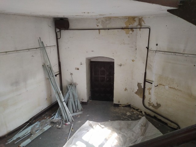 Opuszczony pałac w Koniecpolu. Co się kryje w jego wnętrzach?