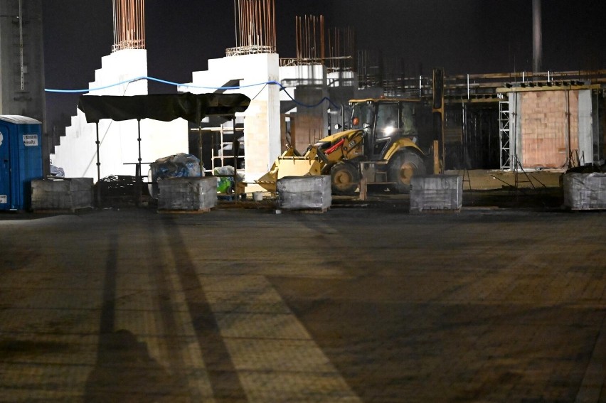 Nowy Sącz. Niewiarygodne! Część nowego stadionu Sandecji jest wyburzana! Pod osłoną nocy trwają prace na ul. Kilińskiego 47