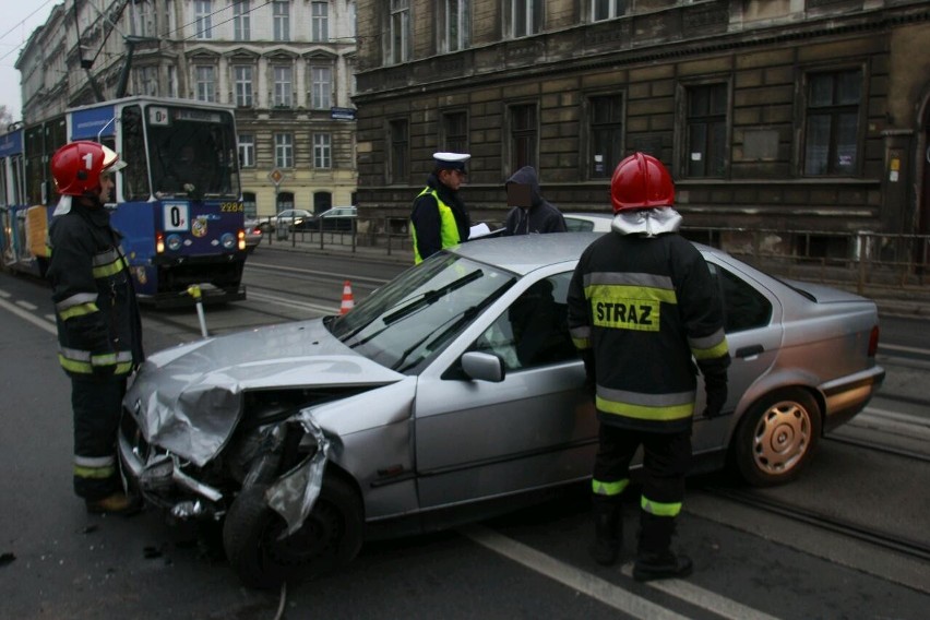 Wrocław: Zderzenie BMW i renault na Podwalu (ZDJĘCIA)