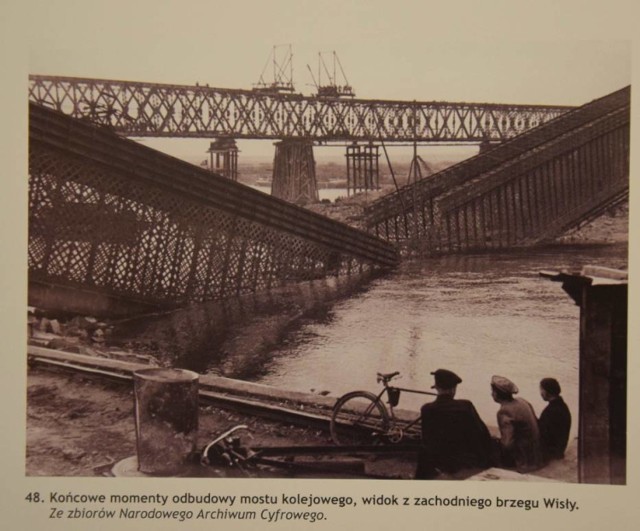Końcowe momenty odbudowy mostu kolejowego na Wiśle. Widok z tczewskiego brzegu.
