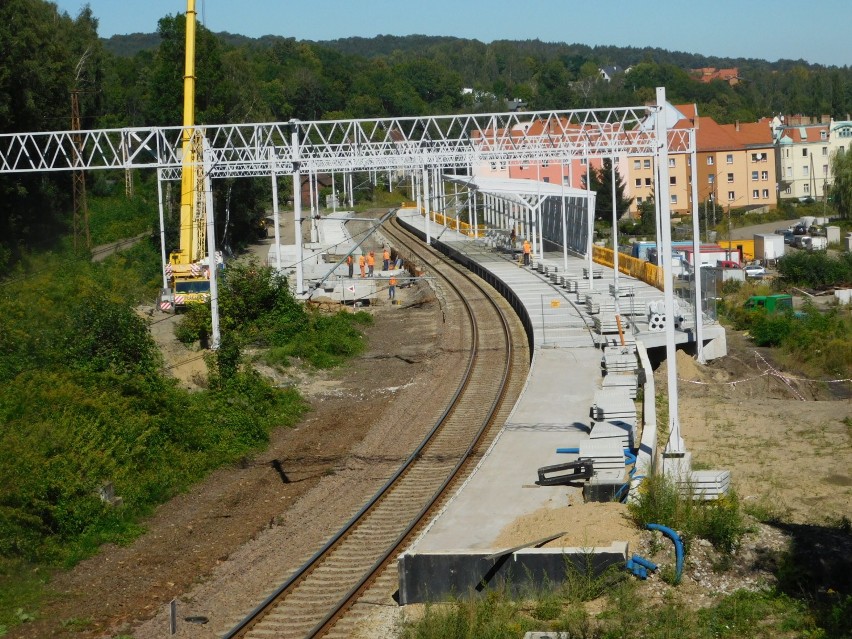 Zaawansowane prace na budowie przystanku kolejowego Wałbrzych Centrum ZDJĘCIA