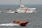 Udany finał poszukiwań. Ratownicy MSPiR SAR uratowali życie mężczyźnie, który wpadł do wody i topił się w główkach Portu Wojennego w Helu!