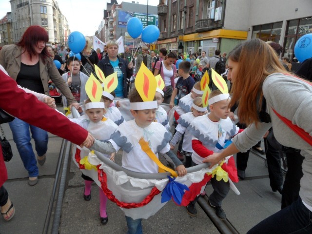 Urodziny miasta tradycyjnie zainauguruje barwny korowód, w którym przejdą mieszkańcy, reprezentanci samorządu, szkół i zabrzańskich instytucji. Nie zabraknie też m.in. zabytkowych samochodów. Parada wystartuje o godz. 11 z ul. Wolności (przy skrzyżowaniu z Jagiellońską). Meta w Parku im. Poległych Bohaterów.

ZOBACZ ZDJĘCIA I FILM ZE SKARBNIKOWYCH GODÓW 2012