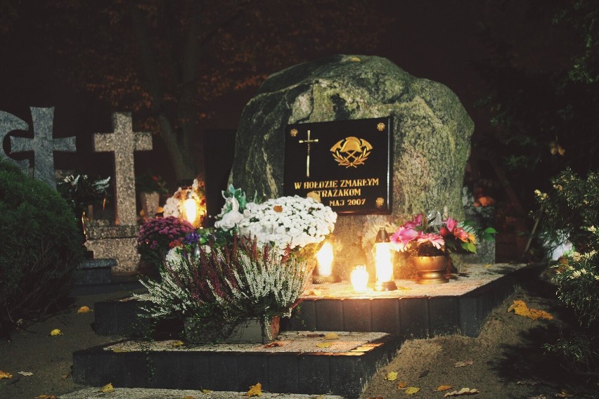 Cmentarz parafialny w Łobżenicy po zmroku[ZOBACZ ZDJĘCIA]