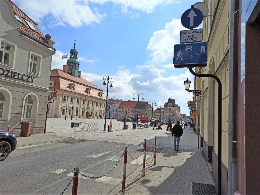 Rawicz. Ławki na Rynku zostaną przeniesione? Przewodniczący wystąpił z wnioskiem o pozostawienie ich na dotychczasowym miejscu [ZDJĘCIA]