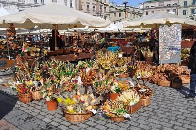 piątek, 7 kwietnia 2017 - poniedziałek, 17 kwietnia 2017
Rynek Główny, Kraków

Różnobarwne pisanki, stroiki, a także ręcznie malowane i rzeźbione wyroby regionalne w dniach od 7 do 17 kwietnia zapełnią stragany na Rynku Głównym. Targom Wielkanocnym towarzyszą liczne wydarzenia, m.in. konkurs palm w Niedzielę Palmową, święcenie pokarmów w Wielką Sobotę oraz Siuda Baba w Poniedziałek Wielkanocny.

Wstęp wolny