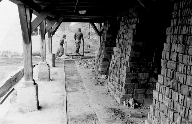 W starej lęborskiej cegielni, gdzie 45 lat temu szykowano partię glinianych cegieł do wypalenia