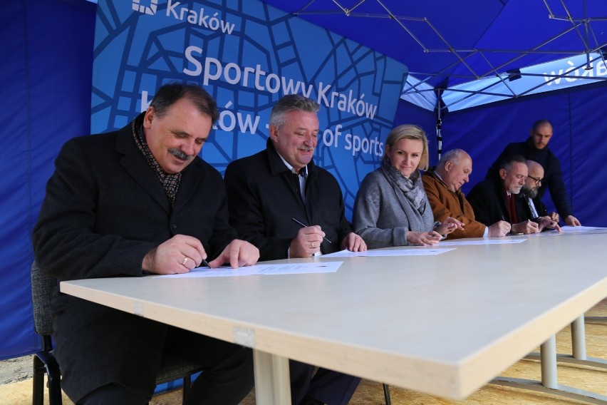 Kraków. Budują nowoczesną pływalnię przy szkole na Dębnikach 