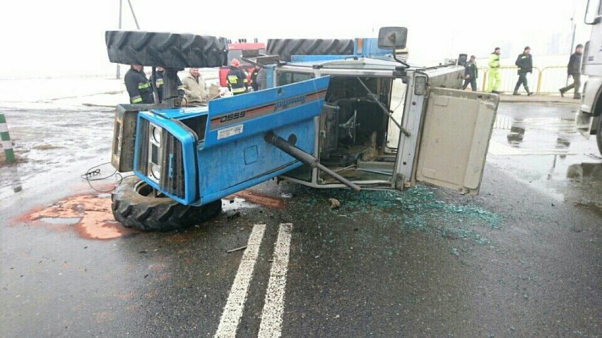 Wypadek w Kraśnicy koło Opoczna: Polonez zderzył się z ciągnikiem rolniczym [ZDJĘCIA]