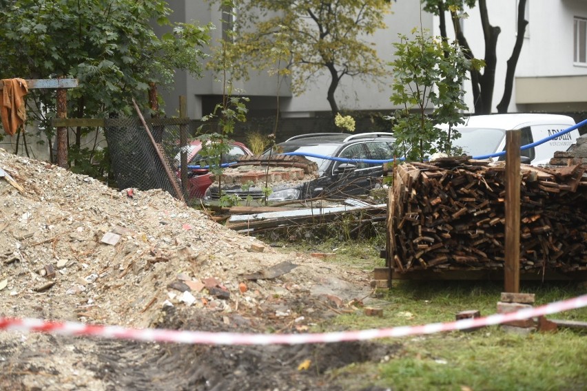 Cegły z muru odgradzającego remontowaną kamienicę przy ul....